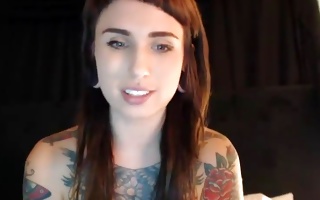 Tattooed bombshell with creepy hairstyle throbbing baldheaded pussy